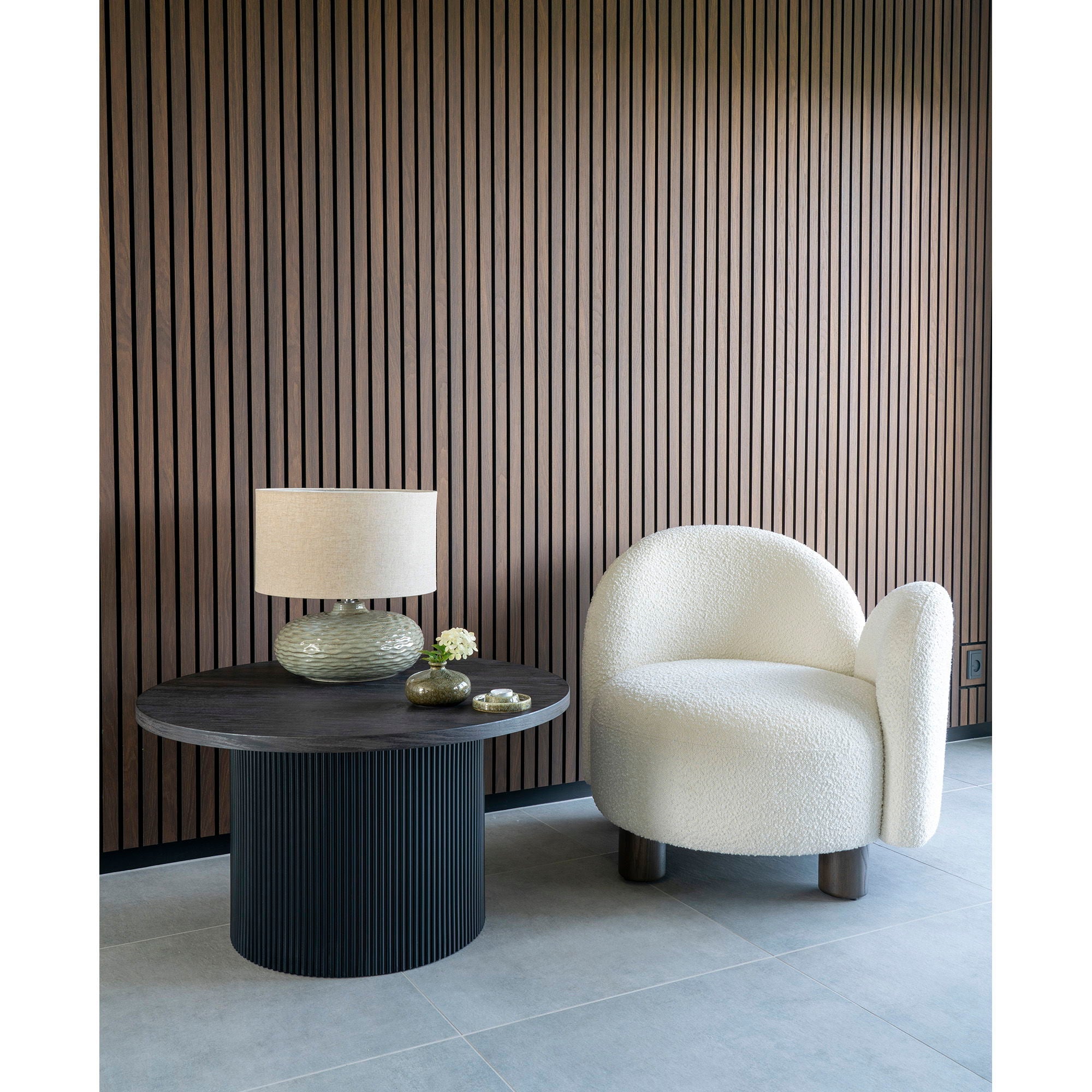 House Nordic Boavista salontafel met donkerbruin houtlook blad, golvende glazen tafellamp en klein keramisch bloempotje